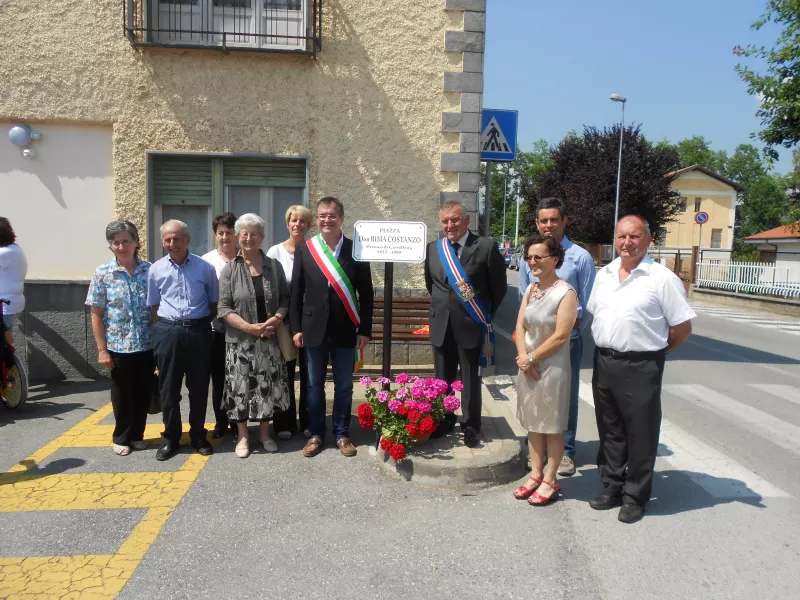 Il vicesindaco, Marco Gallo, con l'assessore Gian Franco Ferrero, i consiglieri comunali Antonella Simondi, Beatrice Sartore e Marco Sarale, il consigliere provinciale Angelo Rosso e i parenti di Costanzo Bima 