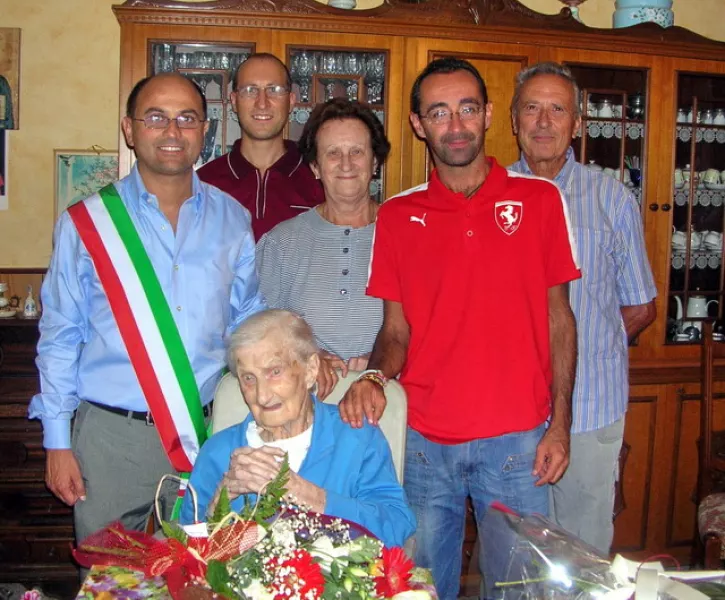 La signora Margherita con, da sinistra,  il sindaco, Luca Gosso, il nipote Maurilio, la figlia Cesarina, il vice-parroco Carlo Cravero, il genero Aldo