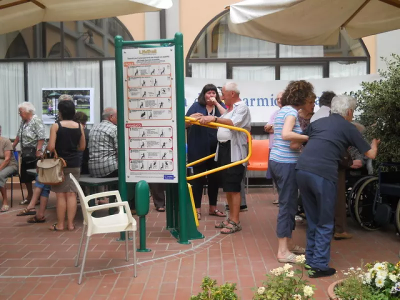 La palestra all'aperto è libera a tutti nel giardino della casa di riposo comunale, in via Massimo d'Azeglio 29