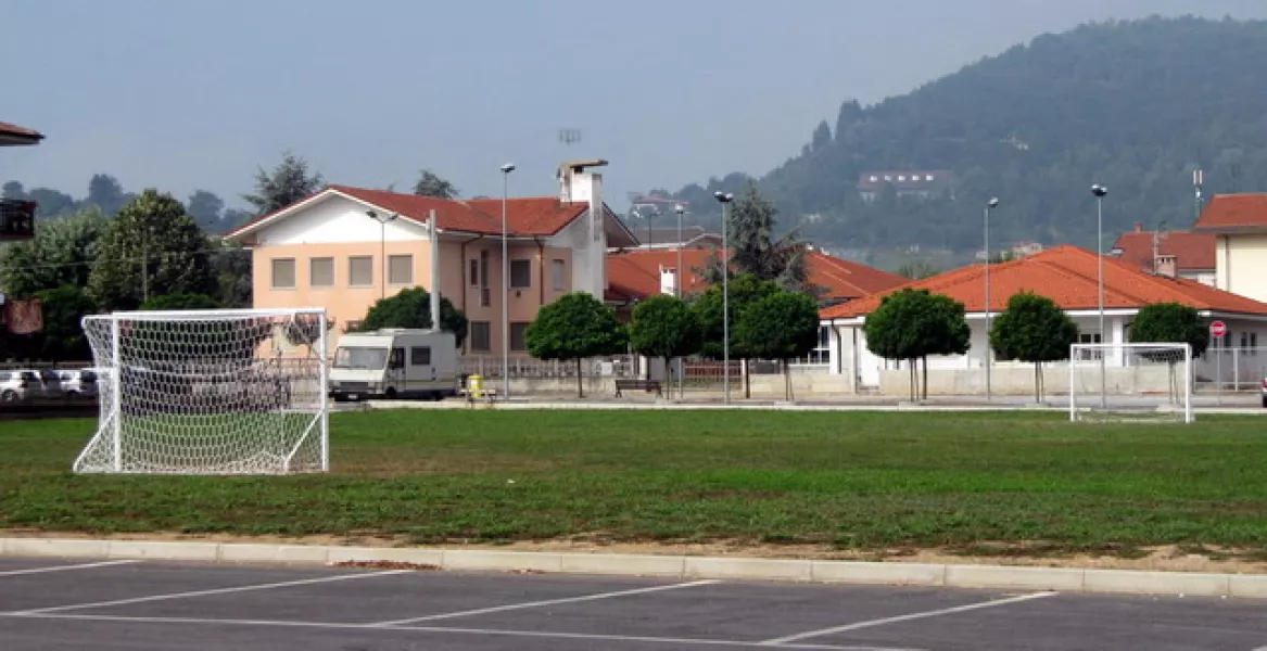 Le porte da calcio in piazza Dante