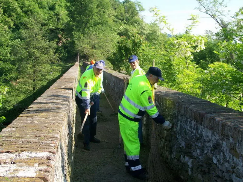 I  volontari del Gruppo comunale di protezione civile al lavoro sul Ponte Stretto