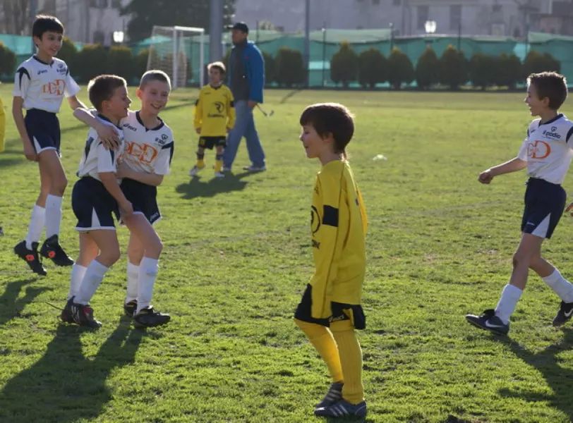 E' stato appena segnato un gol: i bambini dell'Ardor esultano