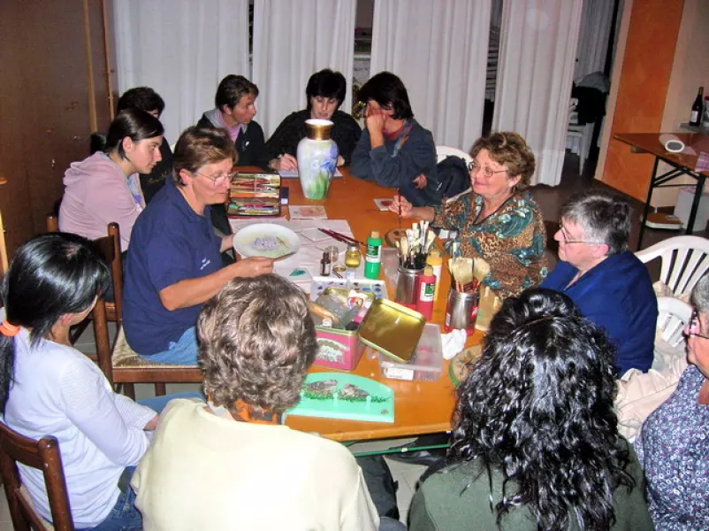 L'associazione Volontari dell'Annunziata organizza varie iniziative per tenere attiivi gli ospiti della casa di riposo e gli anziani della città. In questa foto un momento del corso di pittura