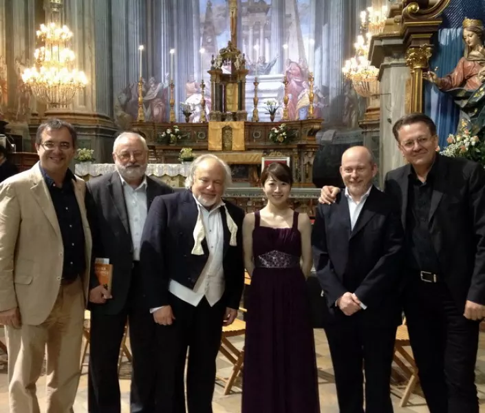 Da sinistra il vice-sindaco Marco Gallo, il parroco Enzo Conte, il direttore d'orchestra americano Jeff Silberschlag, la giovane promessa del flauto Kiriko Shimobarai, il presidente degli Amici della Musica di Busca, Antonello Lerda, il musicista Giuseppe Nov. ieri alla conclusione del concerto in parrocchia 