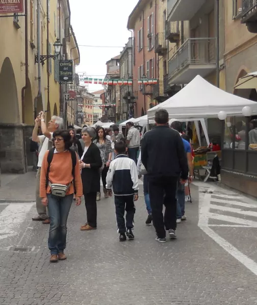 Un momento della scorsa edizione della Fier di Maggio, quest'anno in programma per domenica 26