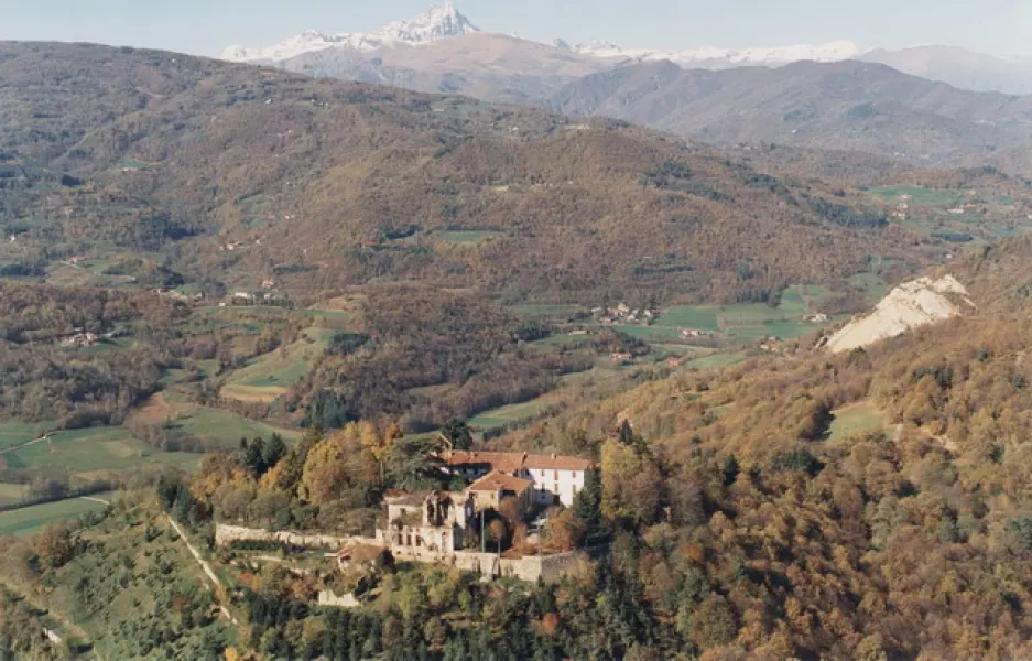 L'Eremo di Belmonte domina la collina buschese