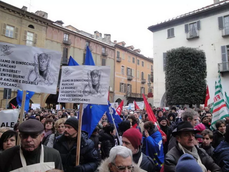 La manifestazione del 2 febbraio scorso a Cuneo degli enti gestori dei servizi sociali della provincia contro i tagli e i ritardi dei trasferimenti regionali e statali