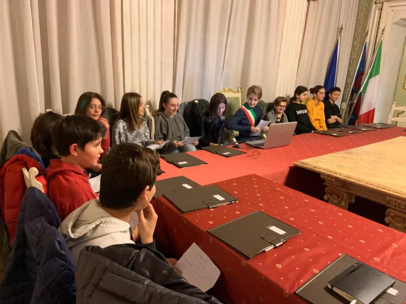 Il Consiglio comunale era stato preceduto dalla seduta, nella stessa sala,  del Consiglio comunale dei Ragazzi presieduto dal sindaco junior Simone Cosio che ha esposto i programmi di prossima realizzazione