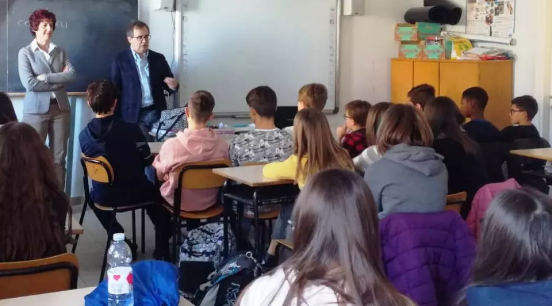 L'incontro nei locali della scuola media del CCR con il Sindaco Marco Gallo e la assessora Carla Eandi