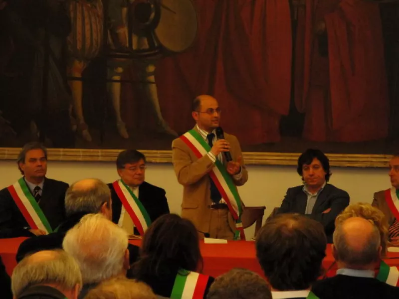 ll sindaco Luca Gosso prende la parola durante l'incontro di Padova del 2 dicembre 2009 del Movimento dei Sindaci. Alla sua destra il neoministro Zanonato