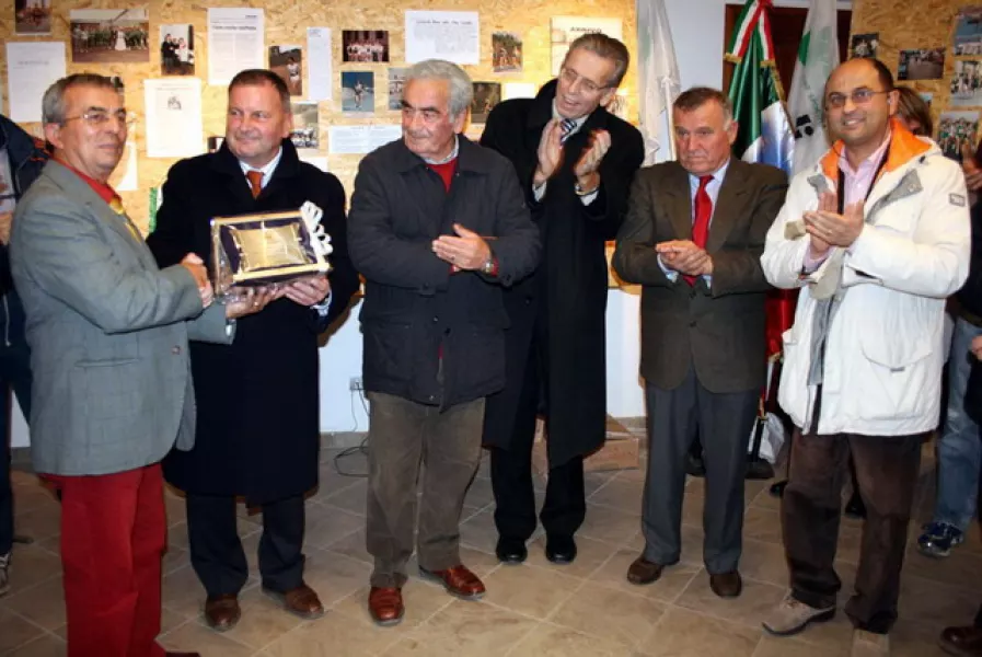 Dario Bono (terzo da sinistra) in occasione della  consegna di una targa al presidente della Podistica Buschese. Alla sua sinistra i suoi successori nell'incarico di sindaco: Teresio Delfino, Angelo Rosso e Luca Gosso