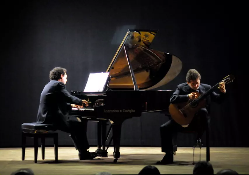 Il duo Cuenca sul palcoscenico del Teatro Civico