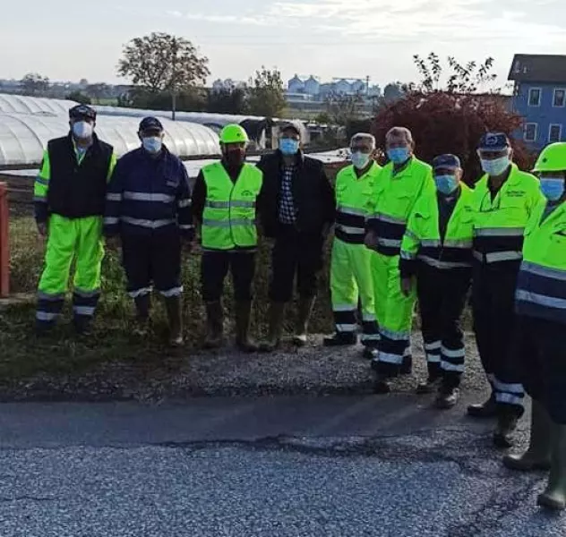 I volontari intervenuti sabato: al lavorano in situazione di protezione anticontagio