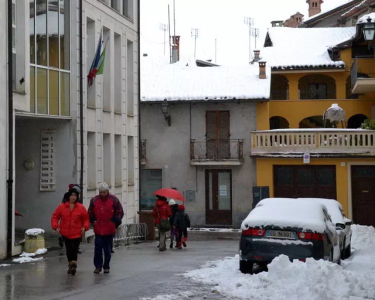 Al voto sotto la neve. I seggi dall'1 al 9 sono nell'edificio delle scuole elementari del capoluogo, in via Michelis. Il seggio numero 10 è nelle scuole elementari di frazione San Chiaffredo