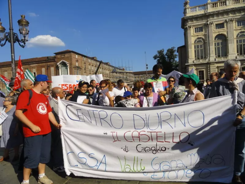 Una manifestazione del settembre 2010 a Torino degli enti gestori, con la delegazione del Consorzio Grana e Maira. Da tempo infatti si denunciano ritardi nei trasferimenti dei fondi dalla Regione e dalle Asl, ma la situazione si è costantemente aggravata