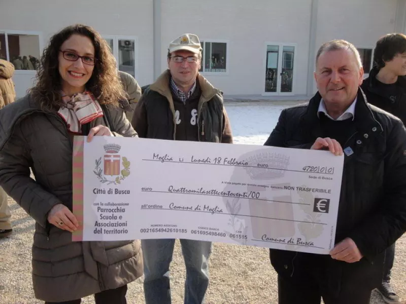 Il sindaco di Moglia, Simona Maretti, e l’assessore comunale Gian Franco Ferrero, con il simbolo della donazione