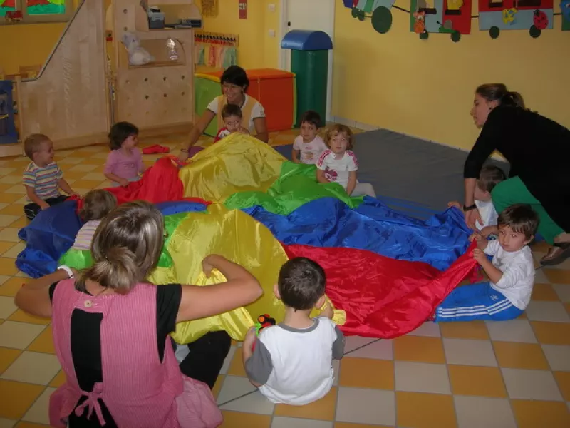 Le educatrici del micronido comunale al lavoro con i bambini