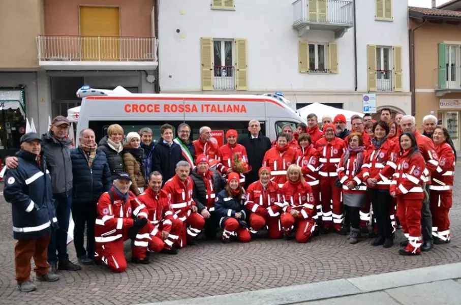 Volontari e amministratori comunali all'inaugurazione della nuova ambulanza