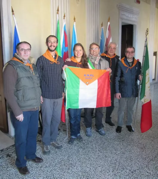 I due sposi americani pronipoti di Carletto Michelis con il presidente della sezione Anpi, Mario Berardo, il sindaco, Luca Gosso, Michele Garnero e Gianni Alladio dell'associazione  