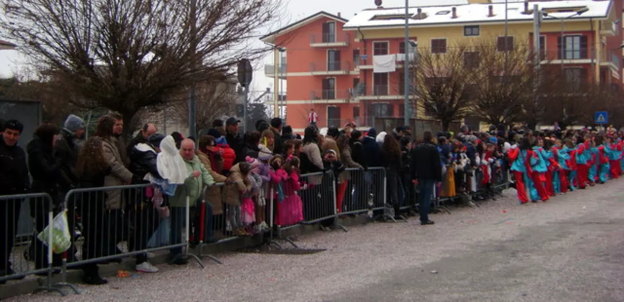 Migliaia di persone ieri a Busca per la sfilata del carri allegorici