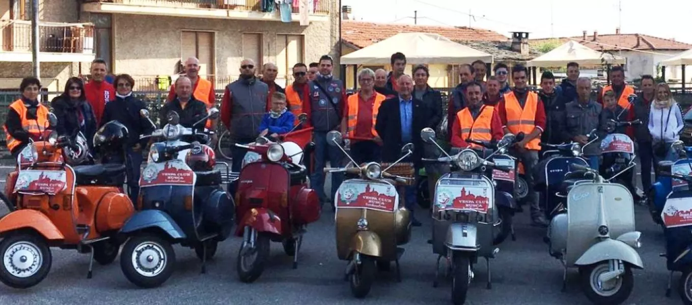 Alcuni dei soci del Vespa club Busca con l'assessore allo Sport Gian Franco Ferrero