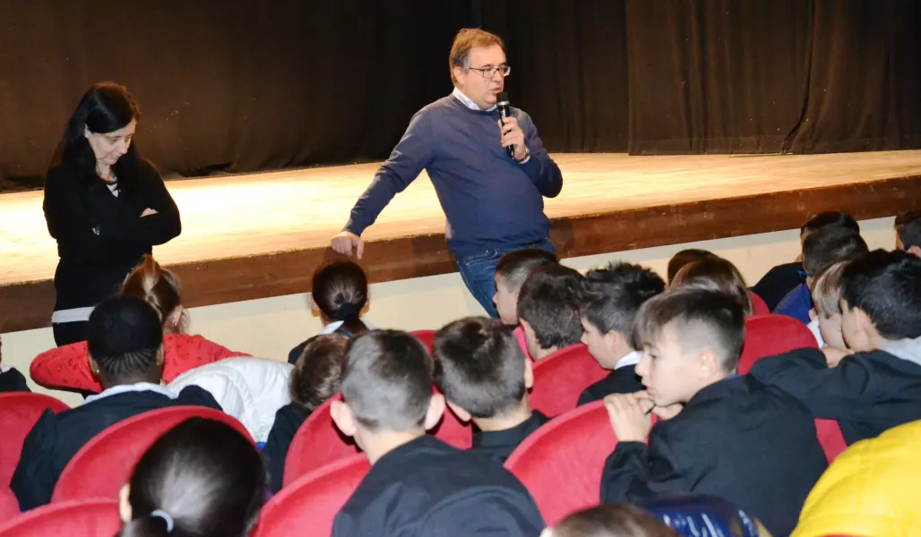 Il sindaco, Marco Gallo, saluta gli alunni delle classi di quarta della scuola primaria che sabato scorso hanno preso parte al primo incontro della quarta edizione di “AAA piccoli volontari cercansi”