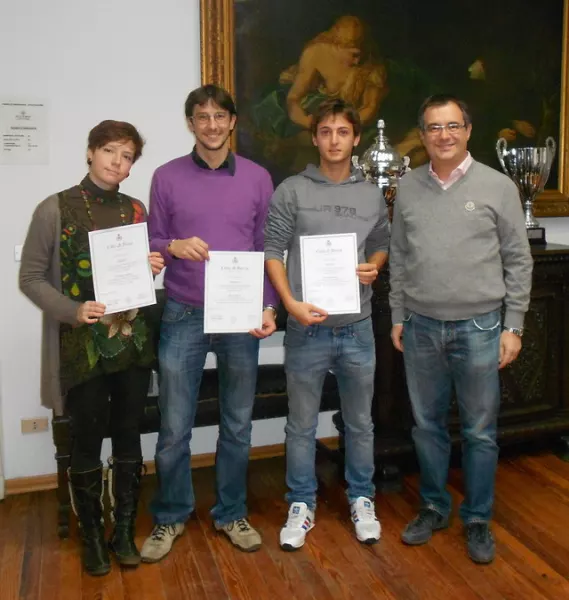 Gli studenti che hanno ricevuto le borse di studio con il vice-sindaco, Marco Gallo