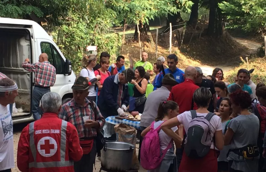 Un momento di una scorsa edizione della Camminata Alpina sulla collina Buschese