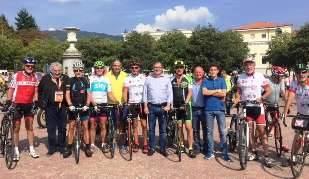 Gli organizzatori della Pedalata del cuore con il sindaco Marco Gallo, l'assessore Gian Franco Ferrero, e i consiglieri comunali Jacopo Giamello e Diego Bressi 