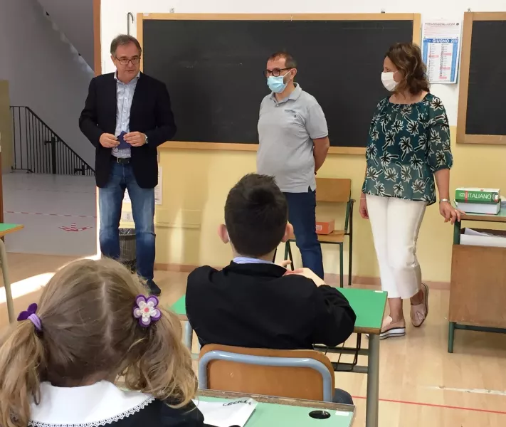 Il sindaco Marco Gallo e il dirigente Davide Martini salutano tutti gli alunni di Busca parlando simbolicamente in una classe quarta del capoluogo: voi fare in tempo - ha detto il sindaco -  a frequentare le medie nel nuovo polo scolastico che abbiamo incominciato a costruire