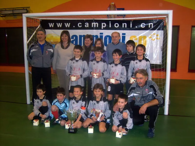 La squadra dei Pulcini del Busca calcio, insieme con i fratelli Cantaluppi, alla memoria del cui padre era intitolato il Trofeo 2010