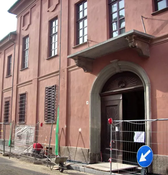 Il Consiglio comunale si è riunito ieri sera in Casa Francotto poichè sono in corso i lavori di restauro anche nella sala consigliare del Palazzo del municipio, situata al primo piano, sopra l'atrio, mentre sono stati appena romossi i ponteggi esterni e si stanno ultimando gli interventi, in vista dell'inaugurazione del recupero del complesso di Palazzo San Martino, il prossimo 5 dicembre, anniversario dei 250 anni di Busca Città 