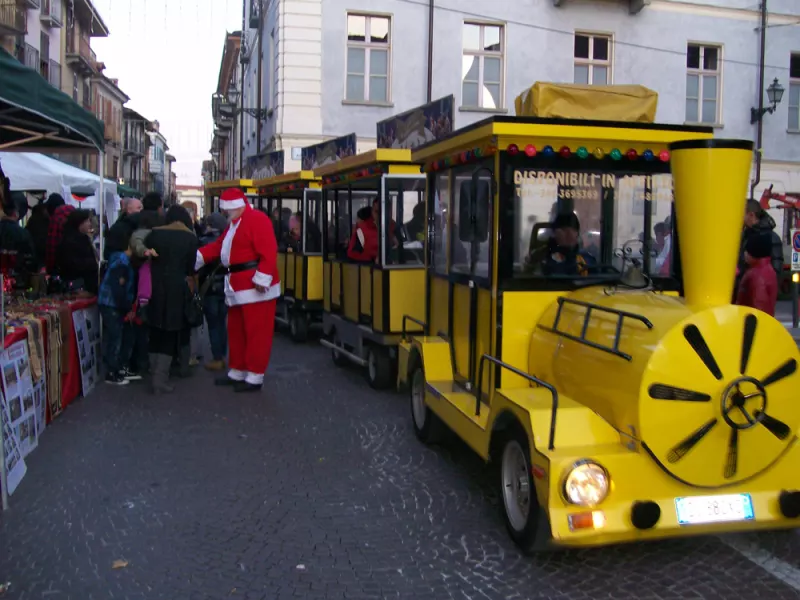 BUSCA EVENTI. Trenino di Babbo Natale per le vie del centro