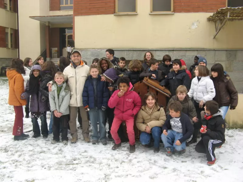 Il sindaco, Luca Gosso, con i ragazzi delle medie che 