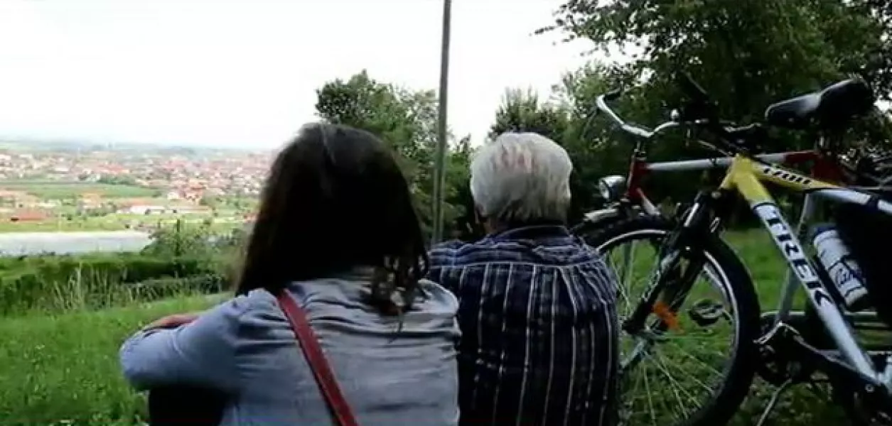 I protagonisti ammirano il panorama dalla collina