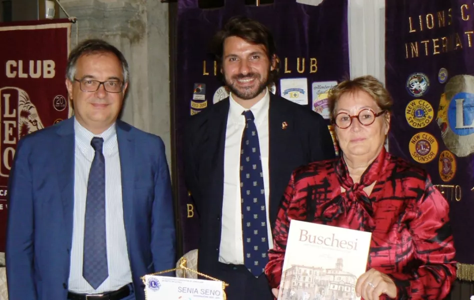 Il nuovo presidente Francesco Lerda, al centro, con il sindaco, Marco Gallo, e  Seina Seno, governatrice Lions  del distretto 108Ia3 che riunisce i Club del Piemonte sud-occidentale e della Liguria di ponente