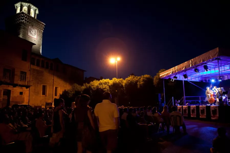 Musica nuda sotto la Torre della Rossa