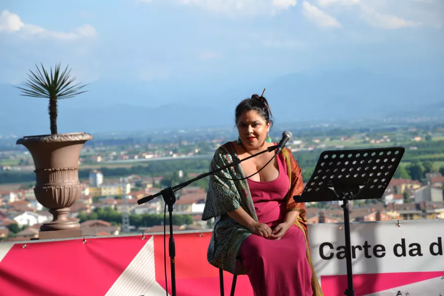 Michela Murgia sulla terrazza panoramica del Castello del Roccolo