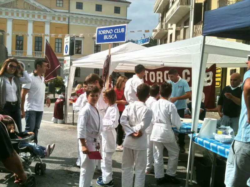 Buschesi di tutte le età in piazza per una domenica insieme