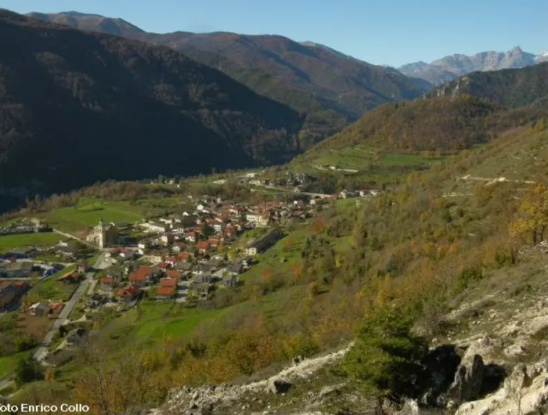 San Damino Macra in un'immagine dal sito della (ex) Comunità montana Valle Maira 