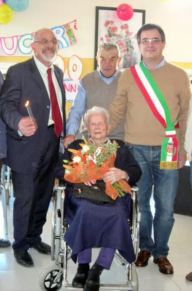 La signora Agostina; alle sue spalle il figlio Eugenio, alla sua destra il presidentede dell'ente Ospedale civile, Tommaso Alfieri, alla sua sinistra il vice-sindaco, Marco Gallo