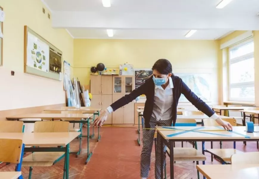 Un'immagine da internet: banchi distanziati, una delle regole di prevenzione Covid19. Le altre principali sono  uso della mascherina all'ingresso, in uscita e nelle situazioni di movimento e misurazione della temperatura a casa 