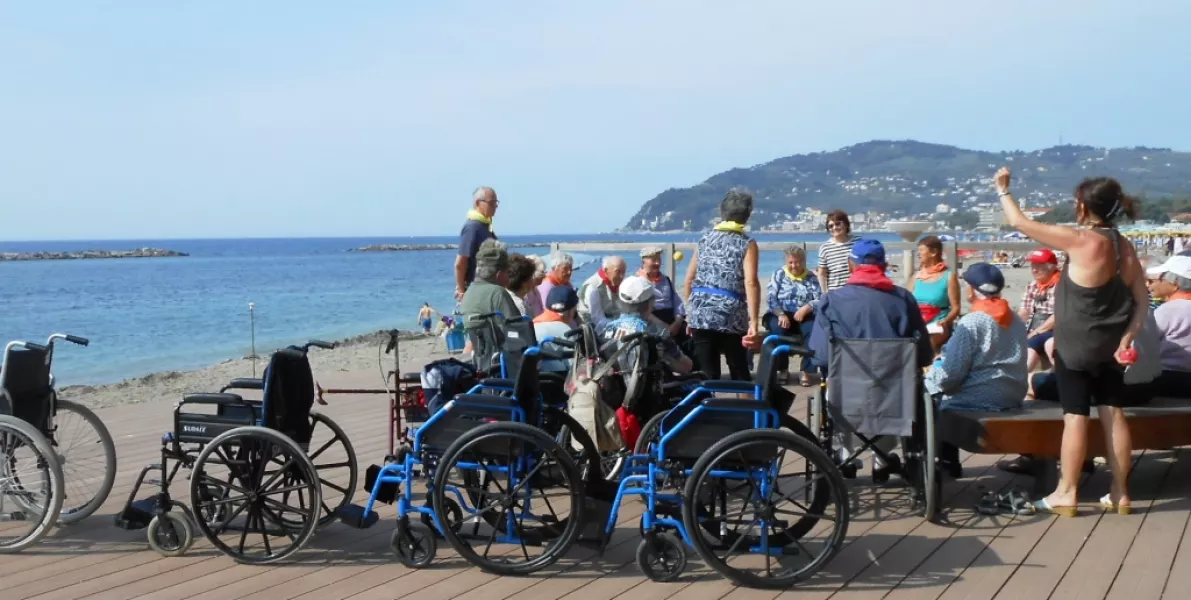 Gli anziani della casa di riposo al mare per una settimana