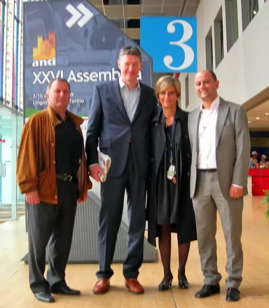 Torino, ingresso dell'assemblea nazionale Anci: Antonio Guadagnini è al centro, alla sua sinistra la presidente Anci Piemonte, Amalia Neirotti e il Sindaco di Busca, Luca Gosso; alla sua sinistra, il consigliere del Comune di Busca, Gianfranco Ferrero