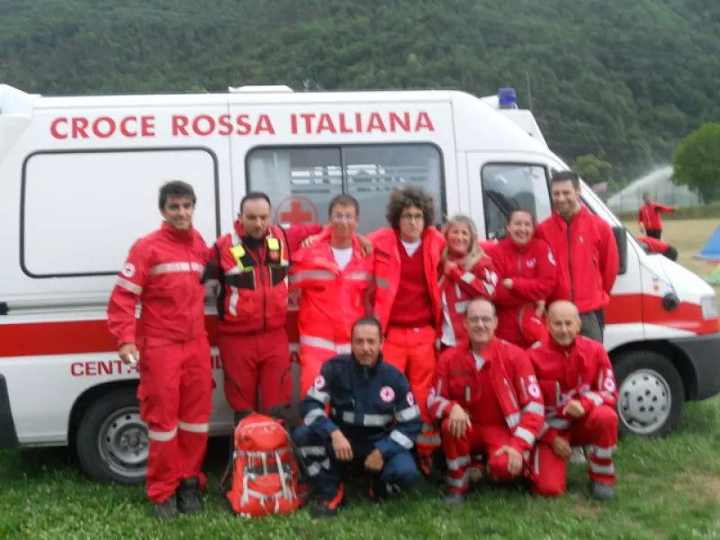 Un gruppo di volontari del Comitato di Busca della Cri in servizio all'Iron bike 2012