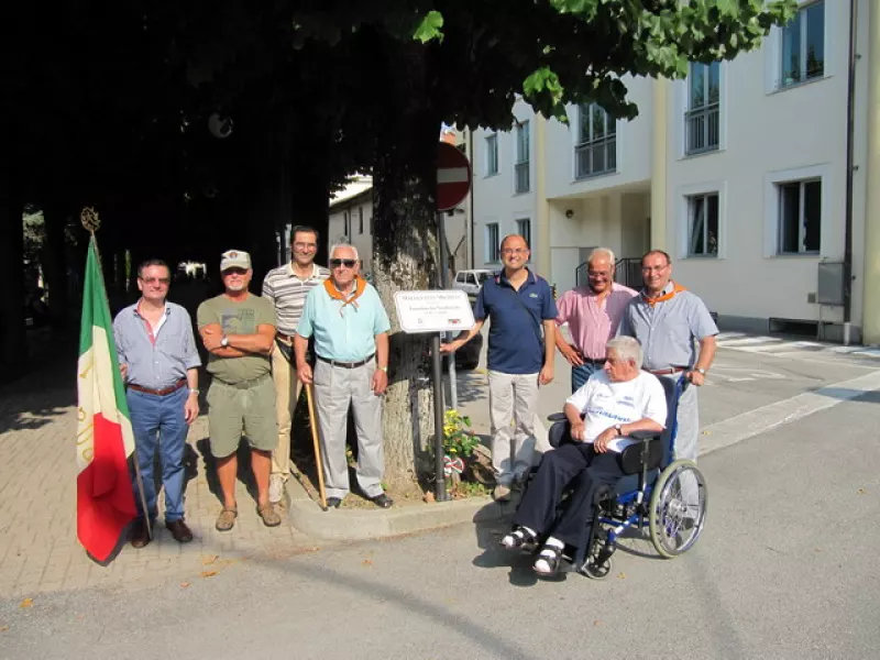 La delegazione di fianco alla targa che ricorda il giovane Malfettani, ucciso a 17 anni