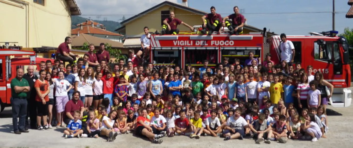 I bambini dell'oratorio parrocchiale, con don Matteo, in visita ai Vigili del fuoco volontari  