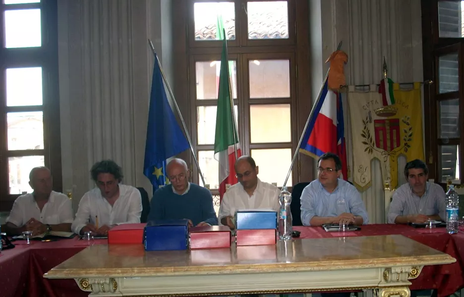 La giunta con il segretario comunale durante la seduta di ieri sera. Da sinistra  Gianfranco Ferrero, Giuseppe Delfino, Giusto Scarpello (segretario), Luca Gosso, Marco Gallo, Gianmichele Cismondi