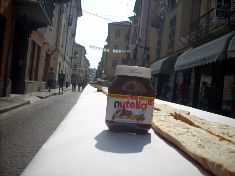 Le fette di pane allineate pronte per essere ricoperte di nutella