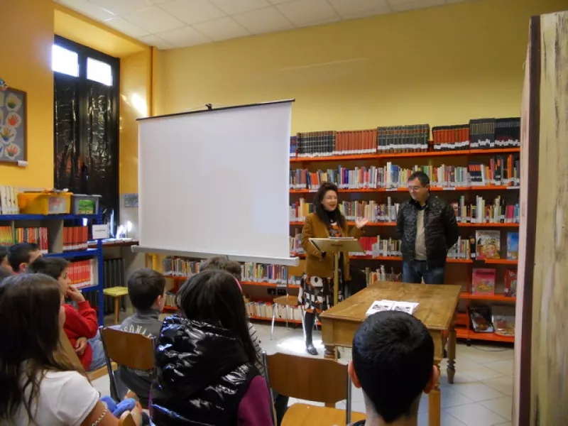 La bibliotecaria Rossella Picco con l'assessore comunale alla Cultura Marco Gallo